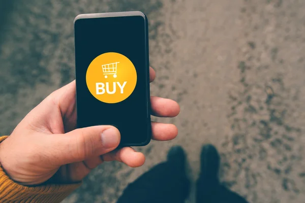 Using smartphone mobile app to shop online — 图库照片