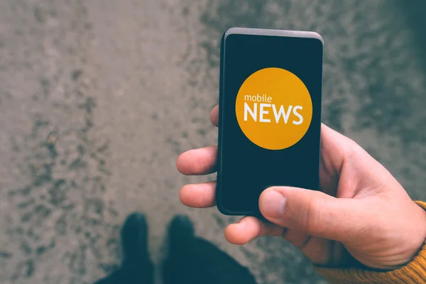 Akıllı telefonda mobil haber okuma, sokakta adam — Stok fotoğraf