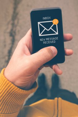 E-posta gelen kutusuna erişmek için mobil akıllı telefonu kullanma