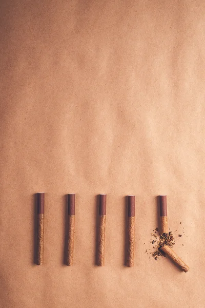 Raucherentwöhnungskonzept, flach angeordnete Zigaretten — Stockfoto