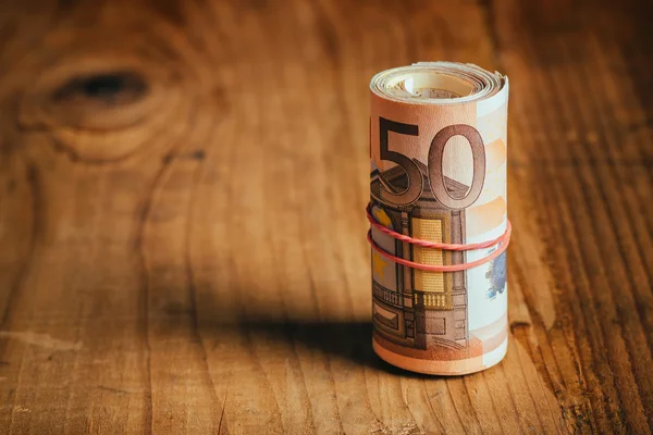 Opgerolde contant geld, euro-bankbiljetten — Stockfoto