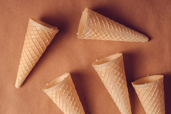 Scaterred křupavé ice cream cone zásobníku — Stock fotografie