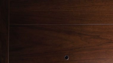 Erkek el ahşap kapısını çalıyor