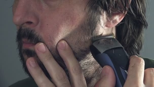Adulto caucasiano masculino barbear com lâmina elétrica — Vídeo de Stock