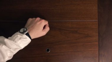 İş toplantısı katılan işadamı ofis kapısını çalıyor