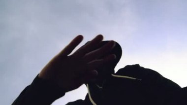 Delikli ve sokakta saldırgan şiddet adam tarafından saldırıya