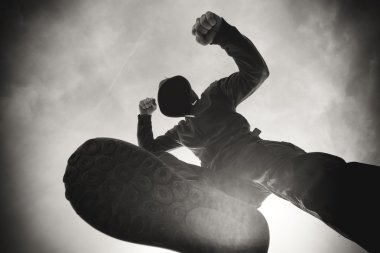 Delikli ve sokakta saldırgan şiddet adam tarafından saldırıya