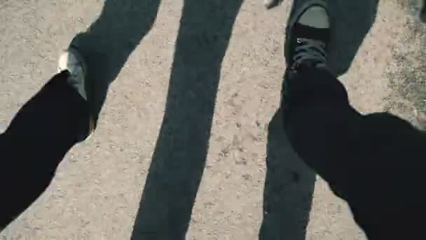 Couple marchant sur le trottoir de la rue, pov time lapse footage, pieds marchant — Video