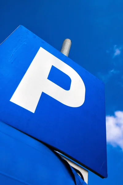 Kék parkolási jel, szokatlan alacsony látószögű perspektíva — Stock Fotó