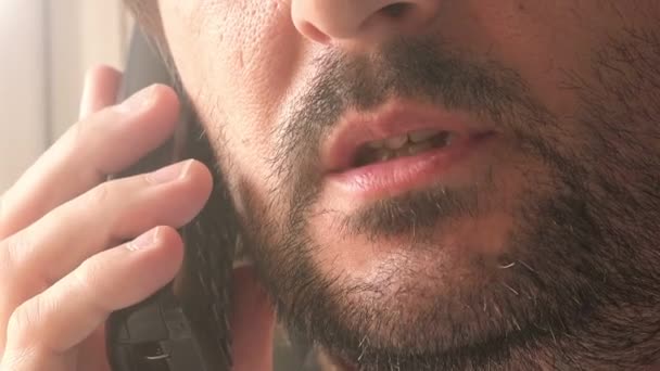 Homem sem barba a falar ao telefone fixo, conversa privada — Vídeo de Stock