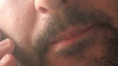 Traşsız adam sabit hat telefon, özel konuşma konuşuyor