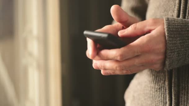 Hombre usando smartphone móvil para mensajes de texto — Vídeos de Stock