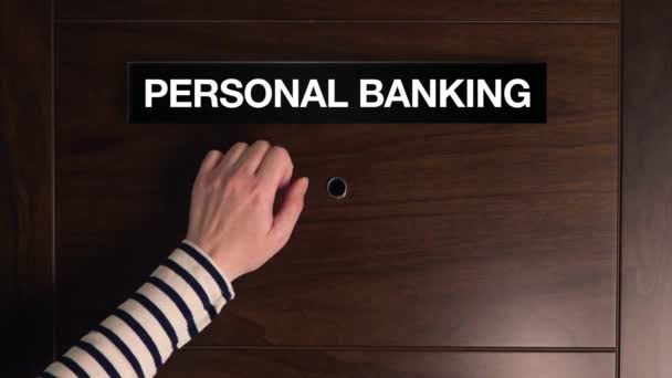 Personligt bank koncept, kvinna knackar på Financial Advisor Door — Stockvideo