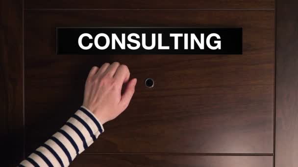 Vrouwelijke hand kloppen op advies deur, close up gestage beelden van vrouw voor het kantoor van consultant. — Stockvideo