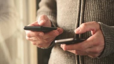 Akıllı telefon cep telefonu veri senkronizasyonu, evde kişisel kablosuz elektronik cihazlarda dosya ve belgeleri senkronize adam.