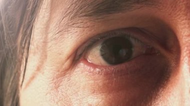 Yetişkin erkek gözlerinin yakın çekim görüntüleri