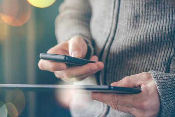 Sincronización de datos de teléfonos inteligentes y tabletas, sincronización de archivos de un hombre — Foto de Stock