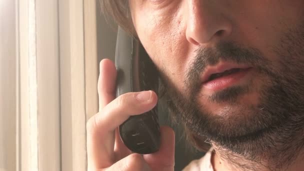 Kablosuz sabit telefon üzerinde hoş olmayan konuşmayı adam — Stok video