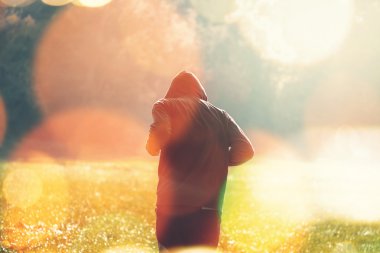 Tanınmayan kukuletalı adam açık havada koşu