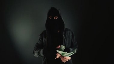 Tanınmayan kapüşonlu suçlu yüzlerce avroluk banknotları, pov görüntülerini çöpe atıyor