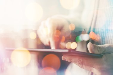 Dijital tablet bilgisayar kullanan adam