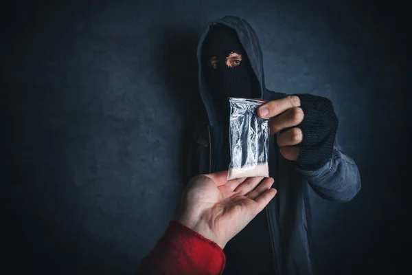 Drogendealer bietet Süchtigen Betäubungsmittel auf der Straße an — Stockfoto