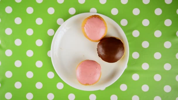 Man nemen zoete donuts van de plaat — Stockvideo