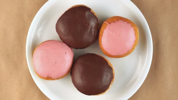 Handen nemen zoete donuts van de plaat — Stockvideo