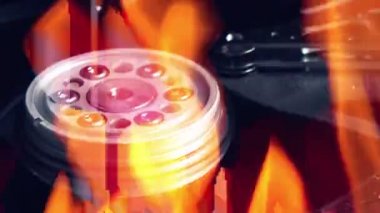 Alevler içinde yanan ateşi, üstünde bilgisayar hdd, sabit disk hatası