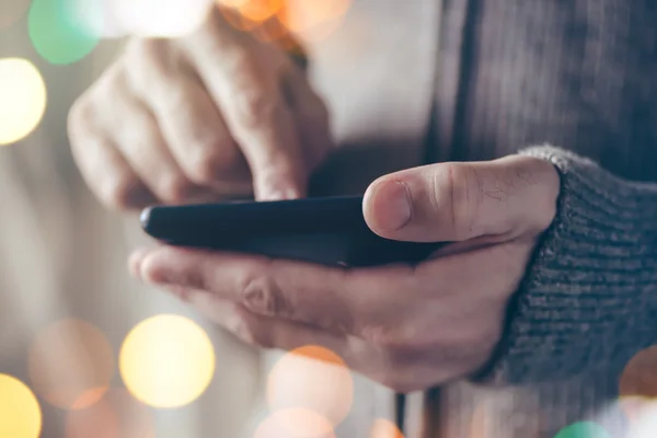 Casual man het verzenden van SMS-bericht op mobiele telefoon — Stockfoto