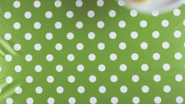 Quatre mains prenant des beignets sucrés de l'assiette 