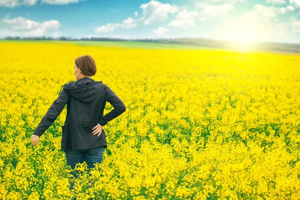 Vrouw landbouwingenieur permanent op gebied van bloeiende gecultiveerde rapese — Stockfoto