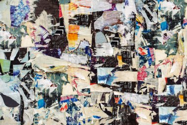 Reklam posterleri kağıt artıkları kentsel arka plan olarak duvarda