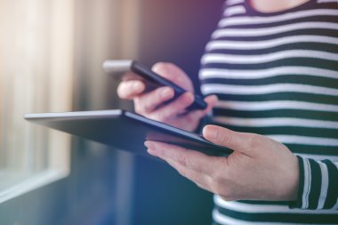 Smartphone ve tablet veri eşitleme, dosya senkronizasyonu kadın 