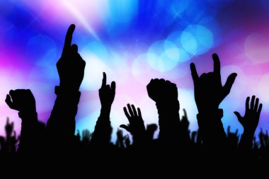 Konser kalabalığın siluetleri eller destekleyen Grup Sahne Alanı'nda