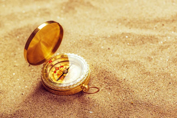 Bússola velha na areia seca do deserto, tiro macro — Fotografia de Stock