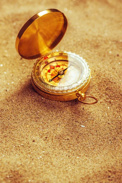 Bússola velha na areia seca do deserto, tiro macro — Fotografia de Stock