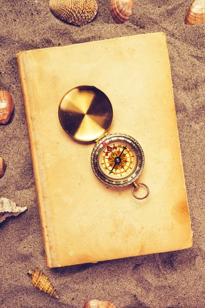 ヴィンテージの本と砂浜でコンパス — ストック写真