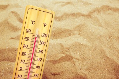 Son derece yüksek sıcaklıklar, sıcak çöl kum üzerinde termometre