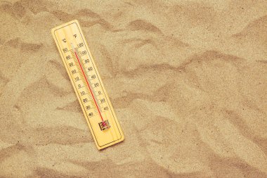 Kayıt yüksek sıcaklık, sıcak çöl kum üzerinde termometre