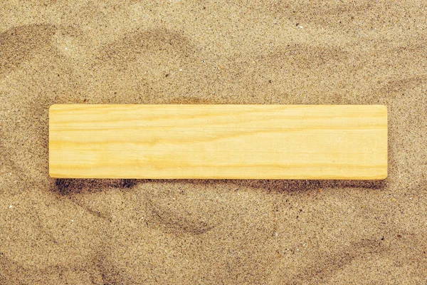 砂浜にコピー スペースとして空白の木製看板 — ストック写真