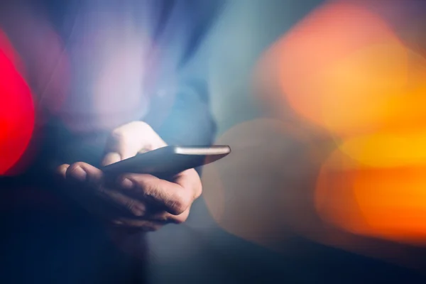 Man som använder mobiltelefon — Stockfoto