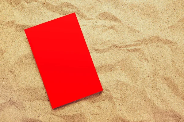 Βιβλίο με κόκκινο καλύπτει κατά τις καλοκαιρινές διακοπές παραλία διακοπές — Φωτογραφία Αρχείου