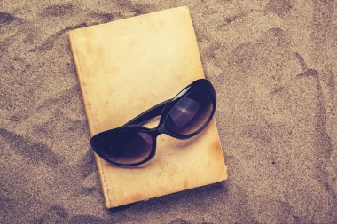 Yaz tatil plaj tatil favori eski kitap okumak