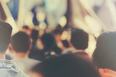 Siyasi toplantı, tanınmayan kalabalığa audienc tezahürat bulanıklık