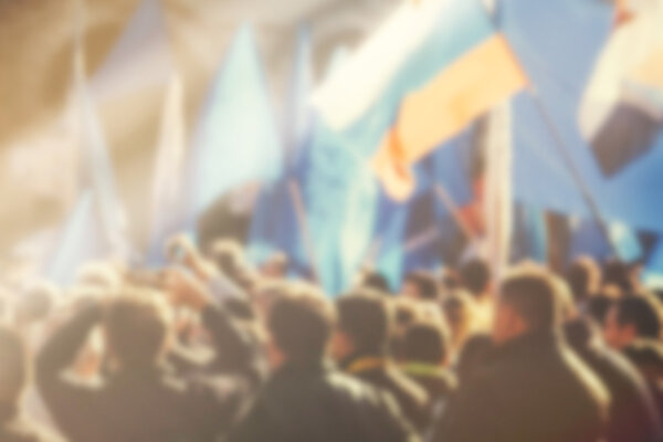 Размытие неузнаваемой толпы на политических встречах, воодушевление аудитории
