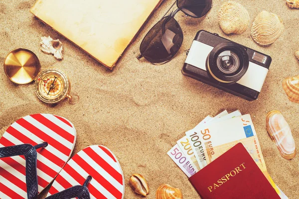 Accesorios de vacaciones de verano en la playa tropical del océano de arena, holid — Foto de Stock