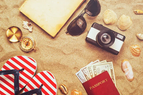 Accesorios de vacaciones de verano en la playa tropical del océano de arena, holid — Foto de Stock