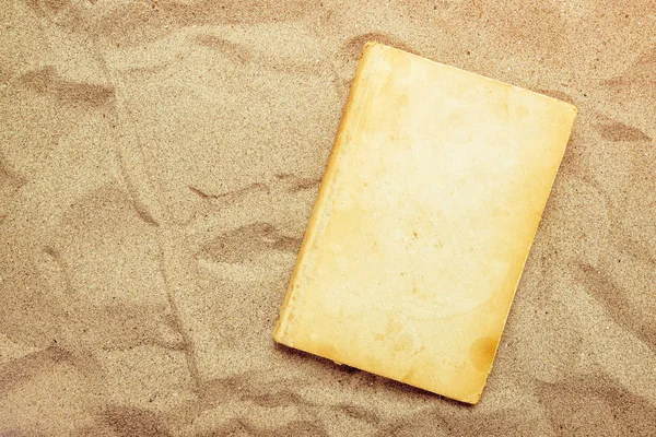 Ler favorito livro velho clássico sobre férias de verão praia holi — Fotografia de Stock