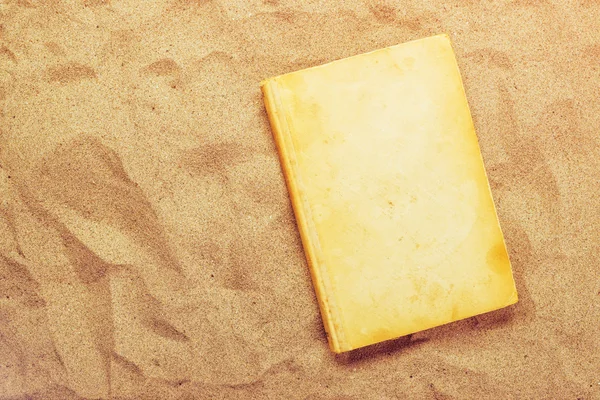 Libro antiguo clásico favorito de la lectura en vacaciones de verano playa holi — Foto de Stock